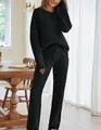 Detail eines gemütlichen schwarzen Strick-Lounge-Sets mit Rundhalsausschnitt - Schwarz