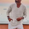 Dettaglio di camicia casual in lino da uomo con scollo a V e bordi grezzi sfilacciati. - Taglia S / Top / Bianco