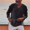 Vue détaillée d'une chemise en lin pour homme avec col en V, bords effilochés. - Noir