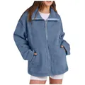 Dettaglio ravvicinato della morbida texture in pile sherpa blu di una giacca donna - Taglia S / Top / Blu