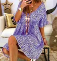 Detalle de un vestido azul con estampado de flores, mangas de campana y cuello en V - Púrpura