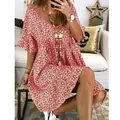 Primer plano de un vestido rojo con estampado floral y mangas de volante en modelo - Burdeos