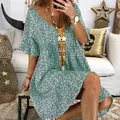 Detalle de un vestido de flores verde para mujer con mangas acampanadas y cuello en V. - Azul cielo