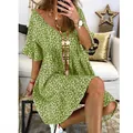 Detalle frontal de un vestido verde casual con cuello en V, estampado floral y mangas - Verde