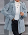 Vista dettagliata della giacca con cappuccio in pile a righe verticali azzurro morbido - Taglia S / Top / Blu