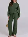 Detailansicht des warmen dunkelgrünen Bouclé-Strick-Sets für Damen mit weiter Hose - Armeegrün