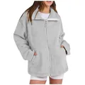 Dettaglio della calda giacca in pile sherpa grigio chiaro con zip e tasche frontali - Grigio