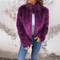 Schicke lila Webpelzjacke für Damen mit hohem Kragen und Reißverschluss auf der Vorderseite - Lila