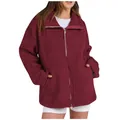 Primo piano di una giacca in pile sherpa bordeaux da donna con collo alto e chiusura zip - Borgogna