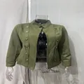 Retro-Jacke aus olivgrünem Wildlederimitat mit eleganten zweireihigen Silberknöpfen - S / Oberteile / Armeegrün