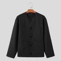 Vista frontal de una chaqueta de lana negra minimalista sin cuello con cierre de botones. - S / Tops / Negro