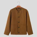 Vista frontal de una chaqueta de lana marrón sin cuello en una percha de madera. - S / Tops / Marrón