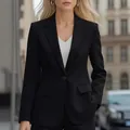 Primer plano de un elegante blazer negro de un solo botón para mujer con un ajuste profesional - L / Tops / Negro