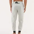 Vue arrière d'un pantalon de sport pour hommes avec poche arrière zippée fonctionnelle - S / Bas / Vert clair