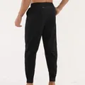 Vue arrière du pantalon de jogging pour hommes à séchage rapide avec poche zippée - S / Bas / Noir