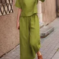 Vista completa de un conjunto informal de lino verde de dos piezas con pantalones anchos. - S / Parte Superior e Inferior / Verde amarillento