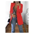 Gedetailleerd overzicht van de felrode blazer met open voorkant en casual jeans - Rood