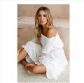 Elegante vestido midi blanco con hombros descubiertos y mangas acampanadas de encaje - S / Vestidos / Blanco