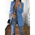 Vue détaillée montrant la coupe et le design ouvert de ce blazer bleu vif pour femme - Bleu