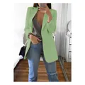 Spiegel-selfie van een vrouw met een lichtgroene open blazer met zakken - Bonengroen