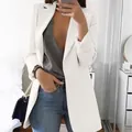 Blazer blanc à manches longues ouvert avec poches, vue ajustée en selfie miroir. - S / Hauts / Blanc
