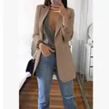 Giacca blazer professionale da donna slim fit con revers color kaki e jeans blu - Kaki