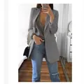 Elegante giacca blazer grigia aderente da donna con colletto a rever e stile moderno - Grigio