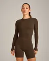 Schokoladenbraunes Yoga-Set für Damen mit Kompressions-Langarmshirt und kurzen Sport-Shorts - S / Oberteil Und Unterteil / Mocha Braun
