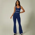Figurbetonter marineblauer Yoga-Jumpsuit mit weißen Paspeln und modischer Schlaghose. - S / Set / Marineblau