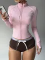 Eng anliegende hellrosa Yoga-Jacke mit Reißverschluss, Stehkragen und Daumenlöchern - Rosa