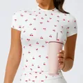 Camiseta de yoga blanca ajustada de manga corta con estampado de cerezas rojas en todo - Estampado de Cereza