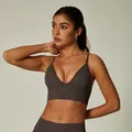 Nahtloser gerippter Sport-BH mit tiefem V-Ausschnitt in einem eleganten dunklen Malventon. - S / Oberteile / Dunkelkaffee