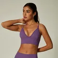 Violetter nahtloser gerippter Sport-BH mit tiefem V-Ausschnitt für Yoga und Fitness - S / Oberteile / Nebelviolett