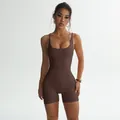 Professionelle eng anliegende braune gerippte Yoga-Shorts-Jumpsuit für das Damen-Fitnesstraining - Braun