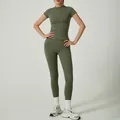 Ensemble de yoga deux pièces vert olive avec haut à manches courtes et legging - S / Haut Et Bas / Vert forêt