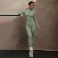 Completo da yoga a coste verde salvia con giacca con zip a maniche lunghe e leggings. - Taglia S / Top E Pantaloni / Verde militare