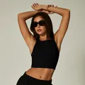 Schwarzes geripptes Racerback Sport Crop Top für Damen eng anliegende Yoga Bekleidung - S / Oberteile / Schwarz