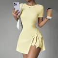 Élégante robe de tennis de sport jaune clair ajustée avec nœud et short intégré - Jaune Pâle