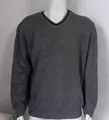 Vue détaillée de la texture du pull en tricot gris torsadé avec col en V pour hommes - M / Hauts / Gris