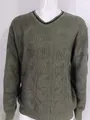 Gros plan d'un pull en maille col en V vert olive avec liseré noir sur mannequin - M / Hauts / Vert Militaire