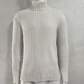 Detailweergave van witte slim-fit herentrui met col en geribbelde gebreide textuur - M / Tops / Wit