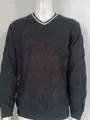 Détail du pull en maille torsadée noire pour homme avec col en V et bordure rayée. - M / Hauts / Noir