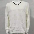 Vue détaillée d'un pull pour homme blanc à col en V torsadé avec une bordure noire - M / Hauts / Blanc