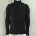 Vooraanzicht van een zwarte herentrui met col en ribgebreid patroon op een mannequin. - M / Tops / Zwart