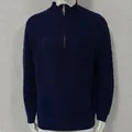 Suéter azul marino con cremallera corta, textura de ochos clásica y cuello alto cómodo. - Azul Oscuro