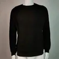 Detailweergave van een premium zwarte heren gebreide trui met geribbelde textuur - M / Tops / Zwart