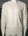 Gedetailleerd overzicht van klassieke witte kabeltrui met ronde hals voor heren textuur - M / Tops / Wit
