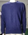 Detailweergave van een marineblauwe herentrui met kabelgebreid patroon op een paspop mannequin - Marineblauw