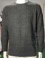 Detailweergave van een donkergrijze kabelgebreide herentrui met geribbelde manchetten - M / Tops / donkergrijs