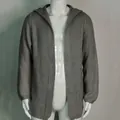 Vista detallada de una chaqueta de punto con capucha gris para hombre con textura - S / Cárdigan Top (BP186) / Gris